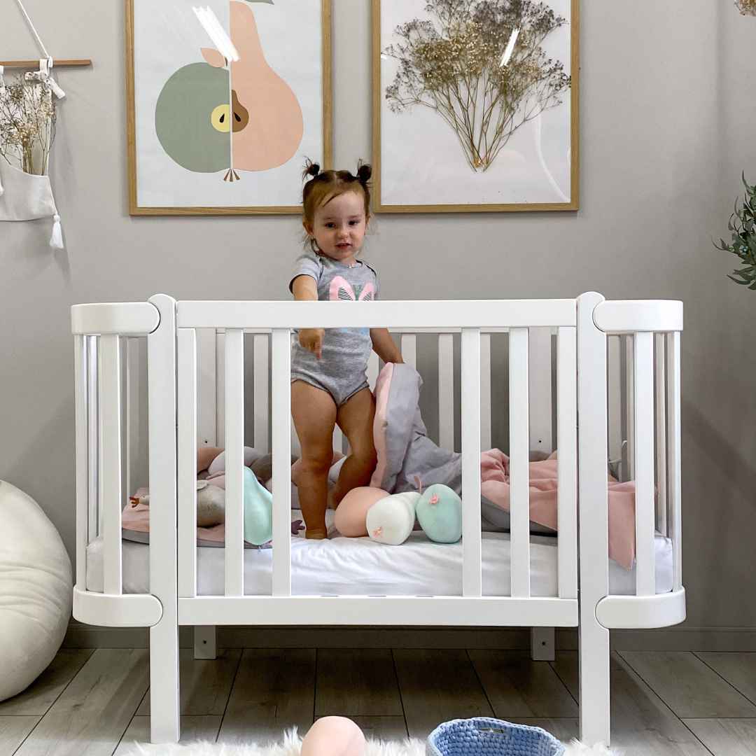 Sada. Dětská postýlka Zukko 120x60 s kvalitní matrací. Bílá